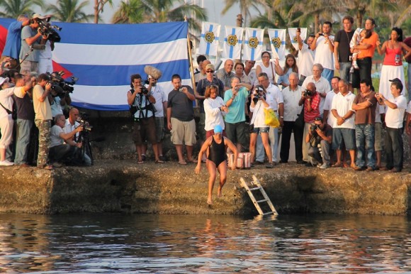 La veterana Diana Nyad a punto de comenzar su travesía de 103 millas entre Cuba y Estados Unidos Foto: Europa Press 