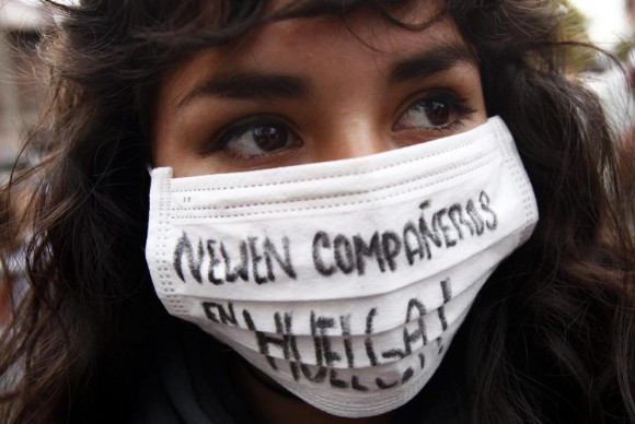 Los estudiantes de secundaria y universitarios reclaman una mejor educación en Chile. Foto: FELIPE TRUEBA (EFE)