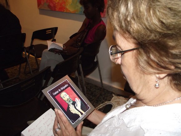 Todos los asistentes recibieron, al concluir el encuentro, la obra “Cantar de Alejandro” de la Colección Sur editores que contiene 16 poemas dedicados a Fidel. Foto. Marianela Dufflar