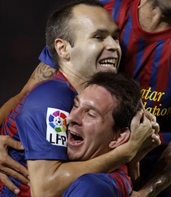 Iniesta y Messi celebran