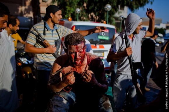 Otro gadafista torturado por los rebeldes. Foto: Getty Images