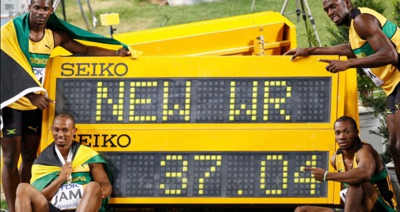Los atletas jamaicanos celebran la plusmarca. Foto: Reuters