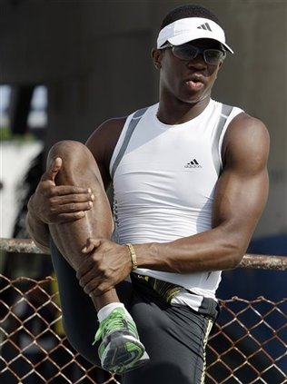 El cubano Dayron Robles, campeón olímpico de los 110 metros con vallas, durante un entrenamiento en La Habana, Cuba, el martes 27 de septiembre de 2011. Javier Galeano / AP Foto 