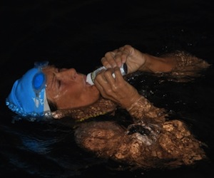 Diana Nyad lleva 19 horas de nado rumbo a Florida