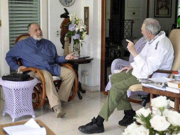 Fidel Castro (D) y Mario Silva, de VTV, el domingo 4 de septiembre de 2011. Foto: Estudios Revolución