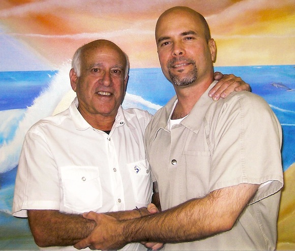 Gilbert Brownstone (I) y Gerardo Hernández, en la cárcel de Victorville.