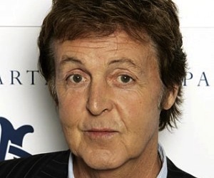 Paul McCartney sorprende a Londres con un improvisado concierto en Covent Garden