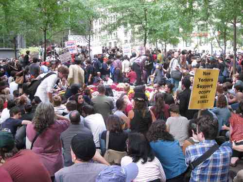 Varias centenas de jóvenes han acampado en las cercanías de Wall Street para expresarse contra la codicia empresarial. Foto Roraima Albornoz