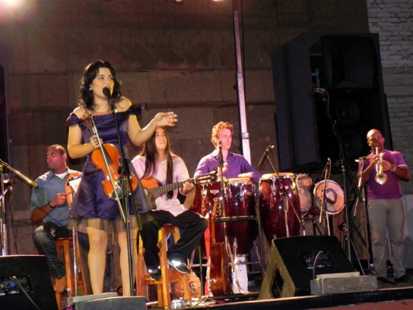 La joven violinista, intérprete y compositora, quien inspirada en la obra de Rubén Martinez Villena mostró su talento. Foto. Marianela Dufflar