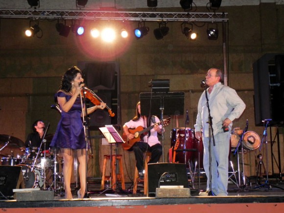 Silvio Rodríguez, interpretó junto a la ganadora,  “Insuficiencia de la escala y el iris” tema con el que finalizó el concierto. Foto Marianela Dufflar