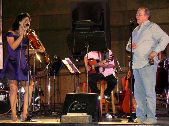 Silvio Rodríguez y Tanmy López, en el concierto de presentación de La luz es música. Foto. Marianela Dufflar