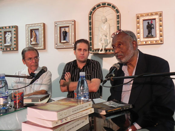 olando Rodríguez, autor de “La conspiración de los iguales”, Luis Morlote, Presidente de la Asociación Hermanos Saíz y el Doc. Esteban Morales.