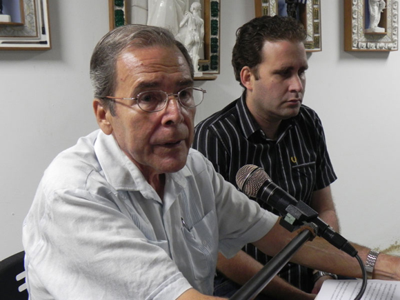 Rolando Rodríguez, autor de “La conspiración de los iguales” y Luis Morlote, Presidente de la Asociación Hermanos Saíz. Foto Marianela Dufflar.