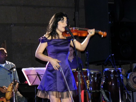 Tanmy asume su rol protagónico como violinista y  muestra  su talento para el canto en escena. Foto Marianela Dufflar