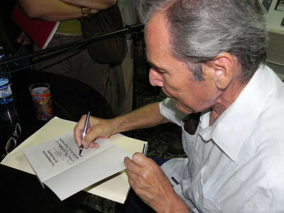 El autor,  firmó varios ejemplares para el público asistente a la presentación. Foto: Marianela Dufflar