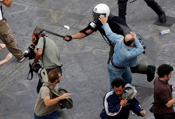 Otro reportero apaleado por la policía. Foto: Future Press