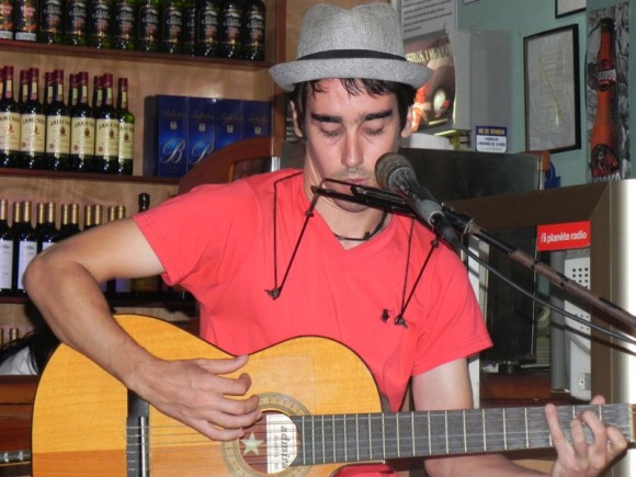 Adrián Berazaín también interpretó la canción, “Como los locos”, que titula el fonograma. Foto: Marianela Dufflar