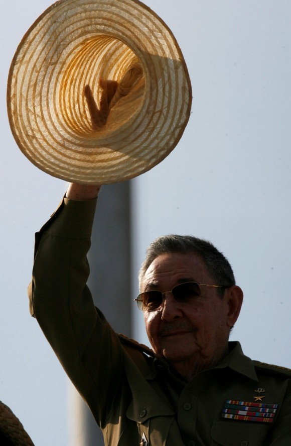 Raúl Castro en la revista militar y desfile popular por el aniversario 50 de la proclamación del Carácter Socialista de la Revolución Cubana y de la Victoria en Playa Girón, en la Plaza de la Revolución José Martí, en La Habana, Cuba, el 16 de abril de 2011. AIN FOTO/Marcelino VAZQUEZ HERNANDEZ