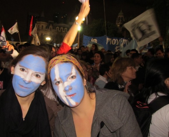 Festejos por las elecciones de Cristina en Argentina. Fotos: Kaloian.