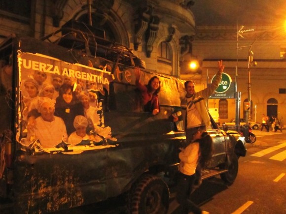 Festejos por las elecciones de Cristina en Argentina. Foto: Kaloian.