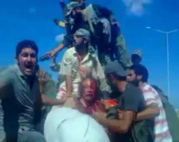 Las imágenes son parte del video que muestra los últimos minutos de vida del exlíder libio, Muamar Gadafi, quien fue capturado por los rebeldes que le dieron muerte, el día de ayer.