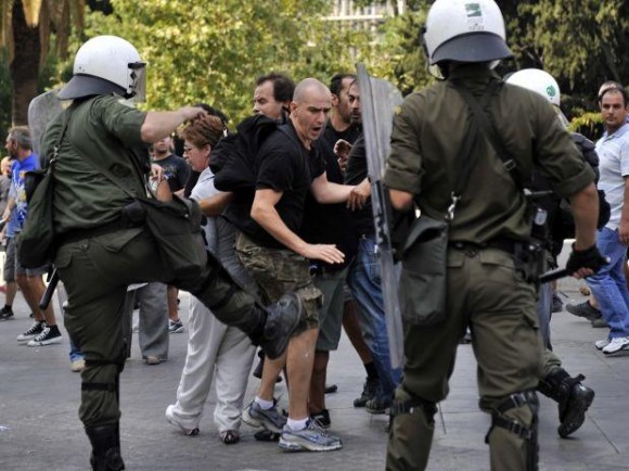 La policía agrede a la fotógrafa Tatiana Bolari en la plaza Sintagma de Atenas este 5 de octubre. Foto: Future Press