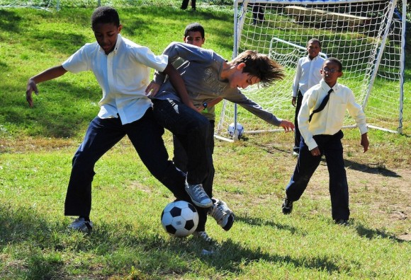 Después del almuerzo hubo muchas actividades afuera, incluyendo un entusiasta juego de futbol entre miembros de La Colmenita y los estudiantes de la Escuela Internacional. Foto: Bill Hackwell