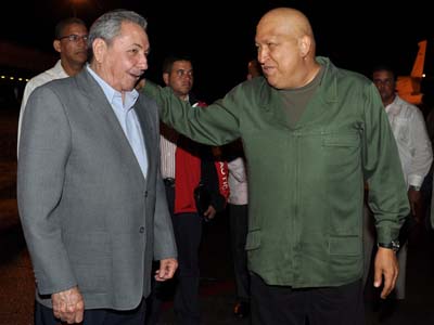 Raúl recibió Chávez en el Aeropuerto José Martí. Foto: Estudios Revolución