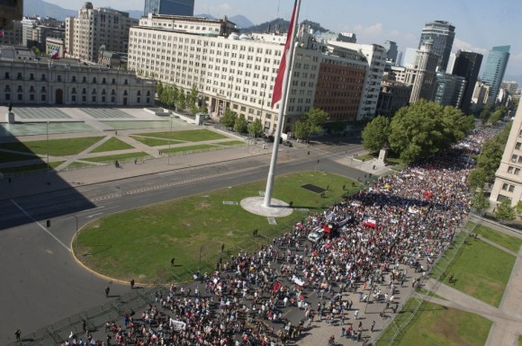 Unas 5.000 personas se han congregado en la capital de Chile, según la estimación de las fuerzas de seguridad del país. Foto: AFP