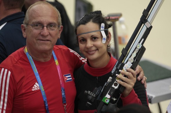 Eglys Cruz, de Cuba, junto a su entrenador Ignacio García. Foto: Ismael Francisco