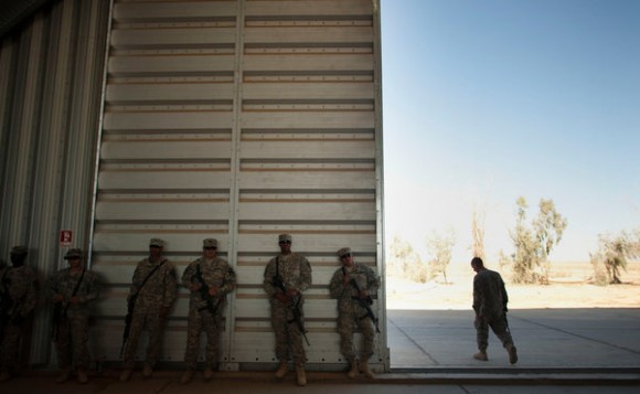 Soldados de Estados Unidos realizaron una ceremonia de clausura el 20 de octubre para una base en Tikrit, ahora bajo el control de las fuerzas iraquíes. Foto: Andrea Bruce para The New York Times