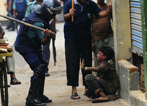Junio de 2010.Varios niños son agredidos por la policía durante las protestas de 15.000 trabajadores textiles en Dhaka, la capital de Bangladesh