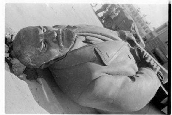 La estatua de Lenin en el piso. 