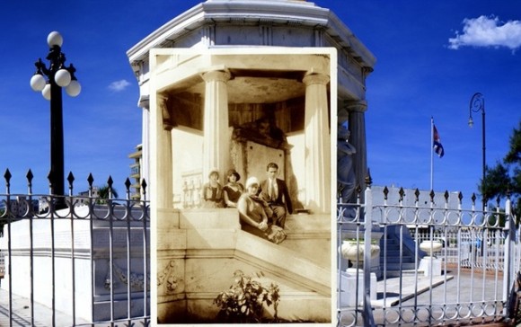 Pablo de la Torriente Brau, con tres de sus hermanas, en el monumento a los estudiantes de Medicina, junto al Malecón habanero.