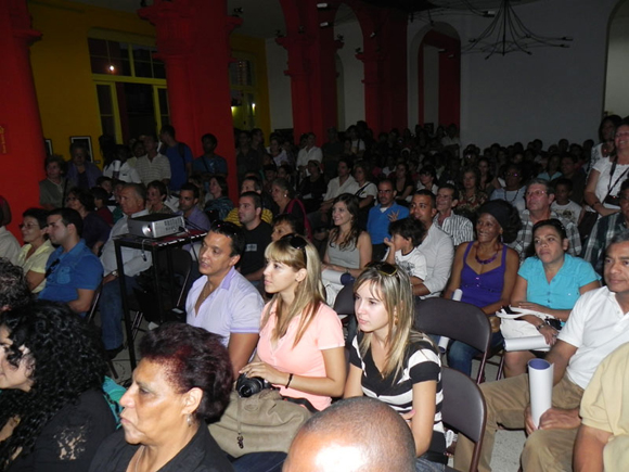 Cientos de personas asistieron a la exposición  de Iván Soca. Foto: Marianela Dufflar