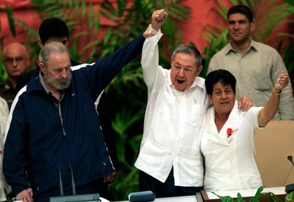 Fidel, Raul, y Nemesia, en la clausura del VI Congreso del PCC