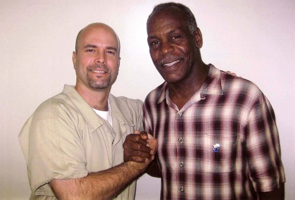 Danny Glover y Gerardo Hernández durante una anterior visita del actor a la prisión de Victorville. Archivo de Cubadebate