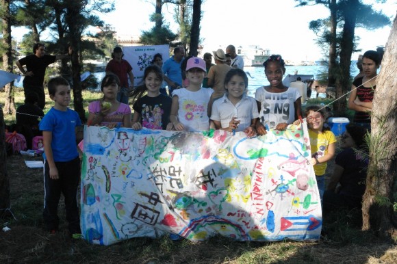 Los niños posan frente a la pintura de #Twittsaneo