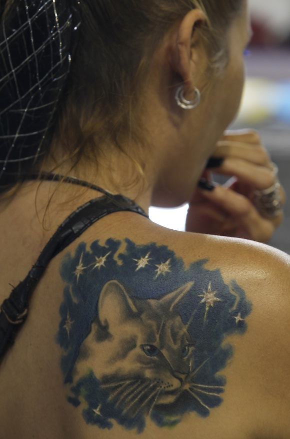 Una mujer con un gato tatuado participa en la Exhibición realizada el 18 de diciembre en La Habana, donde participaron mas de 150 expositores con diferentes razas de estos animalitos. Foto: Enrique de la Osa/ Reuters