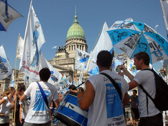Apoyo popular a Cristina Fernández. Foto: Clarín.com