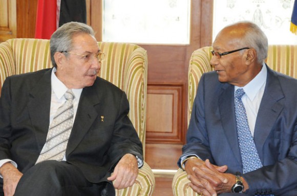 Raúl Castro conversa con el Presidente de Trinidad y Tobago. Foto: Raúl Abreu