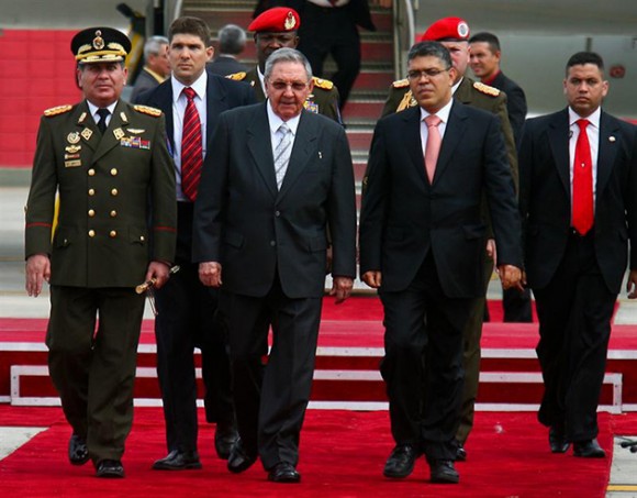 Raúl Castro llega a Caracas para Cumbre de la CELAC. Foto: EFE