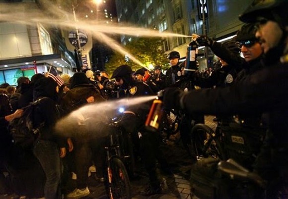 Uso de gas pimienta contra manifestantes el pasado 15 de noviembre en Seattle.