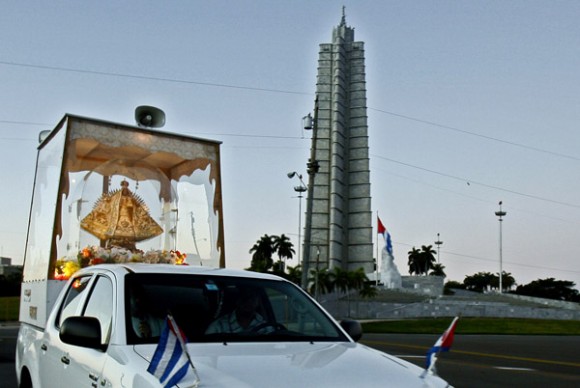 Llega la Virgen de la Caridad a la Plaza de la Revolución. Foto: Ismael Francisco