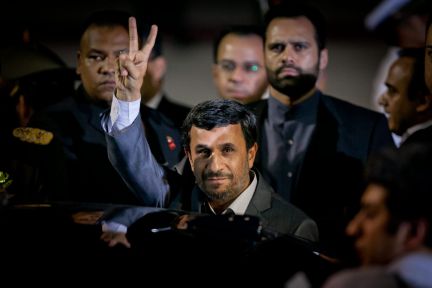 El presidente de Irán, Mahmud Ahmadineyad, saluda a su llegada a Caracas, donde fue recibido por el vicepresidente de Venezuela, Elias Jagua. Foto: BORIS VERGARA (EFE).