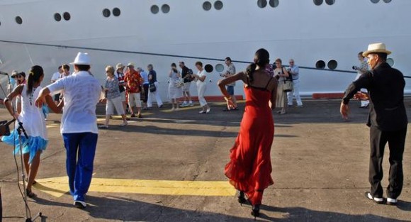 Actividad de bienvenida al crucero ingles "Braemar" que  arribó al puerto de Santiago de Cuba, procedente de Jamaica,  con más de 900 turistas, el 12 de enero de 2012.   AIN   FOTO/Miguel RUBIERA JUSTIZ/