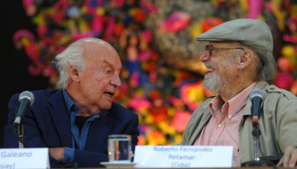 Eduardo Galeano (I), escritor y periodista uruguayo, junto a Roberto Fernández Retamar (D), presidente de la Casa de las Américas, durante la presentación del Jurado del Premio Casa, en su edición 53, en La Habana, Cuba, el 16 de enero de 2012. AIN FOTO/Omara GARCÍA MEDEROS