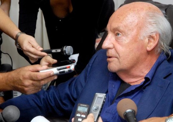 Eduardo Galeano, Escritor y Periodista uruguayo, ofreció declaraciones a la prensa, al arribar a Cuba, el 12 de enero de 2012, en el aeropuerto "José Martí" de La Habana  AIN FOTO/Oriol de la Cruz ATENCIO