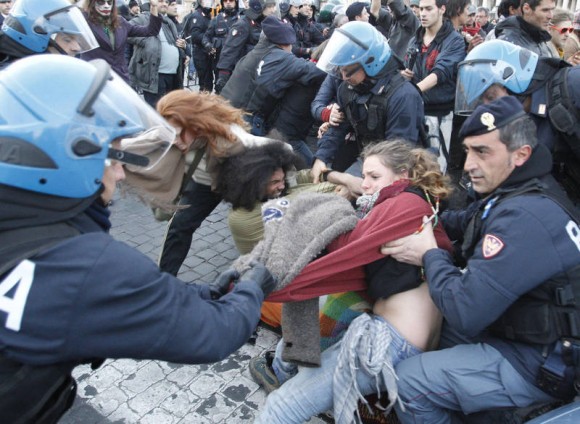 Indignados en la Plaza San Pedro, Vaticano. Foto: AP