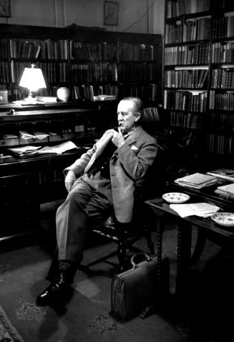 El escritor británico John Ronald Reul Tolkien, en su estudio de Oxford. Foto: GETTY